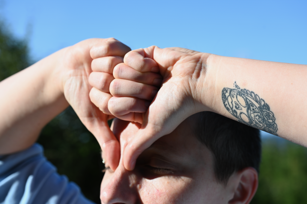 Druidenfaust auf der Stirn einer Person im Detail