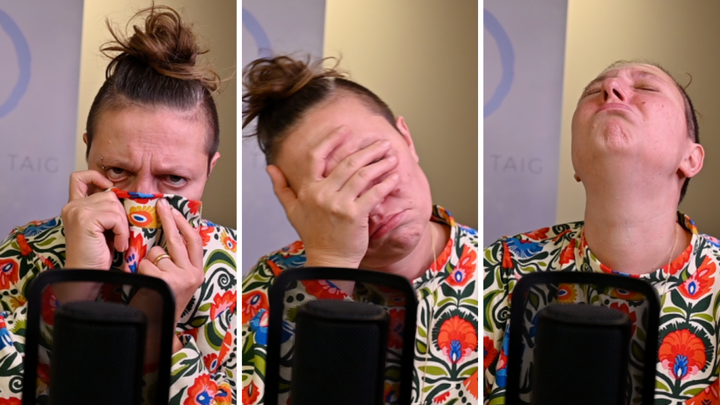 Drei Fotografien von Veronika vor dem Mikrofon sitzend in Gesten der Traurigkeit und Verzweiflung