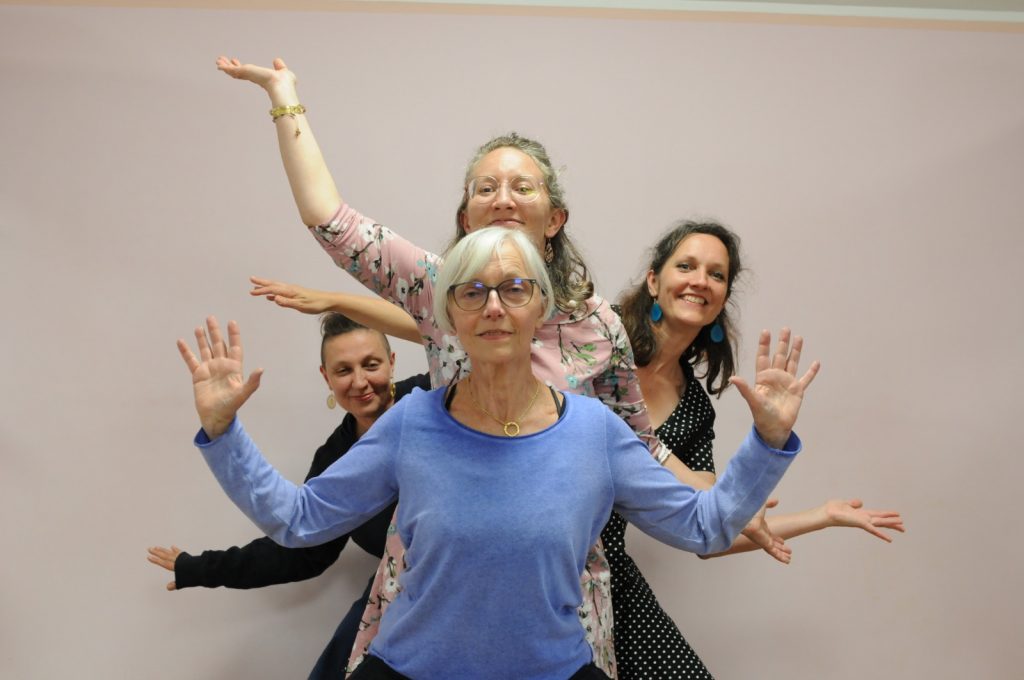 Monika, Claudia, Lydia, Veronika Familienbande: Vier Personen stehen hintereinander und lächeln in die Kamera